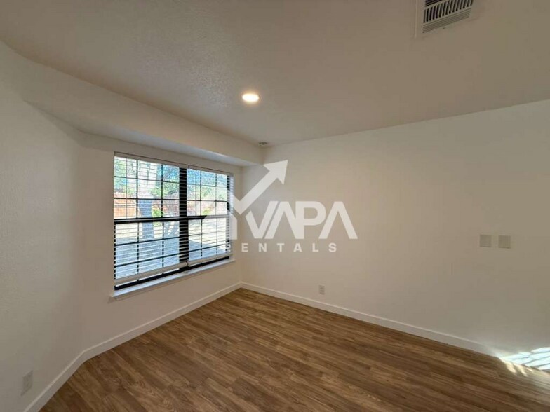 Building Photo - 10038 Raven Field Dr