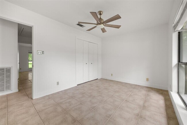 Building Photo - 105 Kite St
