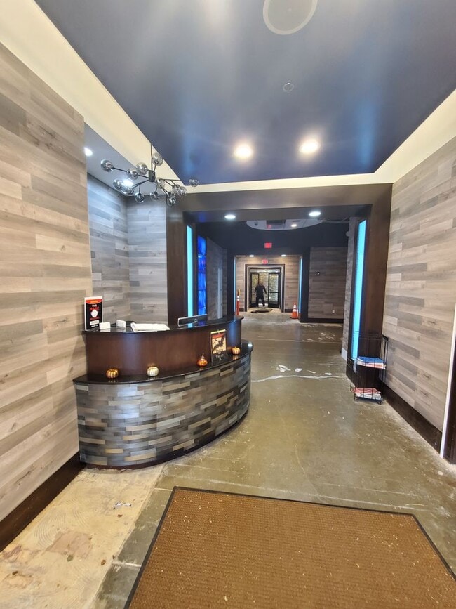 Building Photo - Renovated, centrally located and with lots of amenities (& great views) describes this 11th fl, 2...