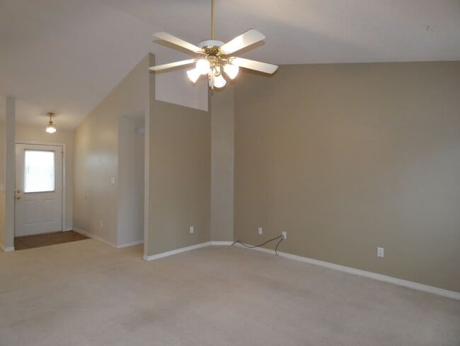 Building Photo - Spacious 3-Bedroom Home