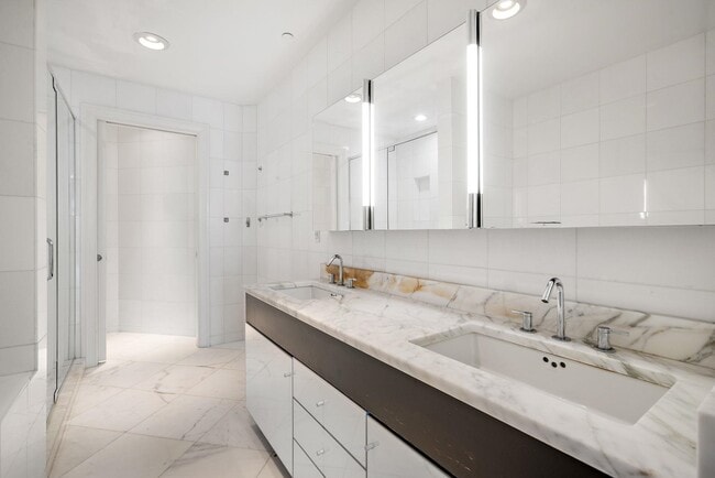 Building Photo - TH3 Henley Pl