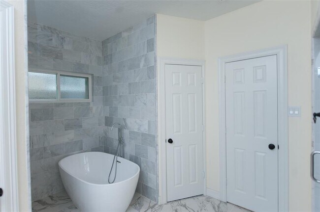 Building Photo - 738 Plainwood Dr