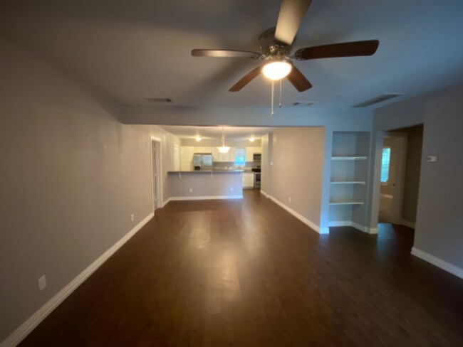 Building Photo - 1535 E Elmore Ave