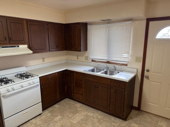 Primary Photo - 302 S John St