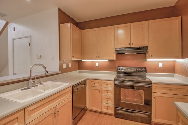 Building Photo - Spacious 1 Bedroom Loft at Ryland Mews