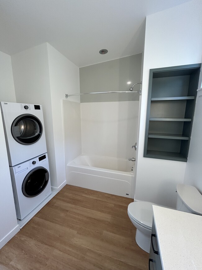 Building Photo - Canal House