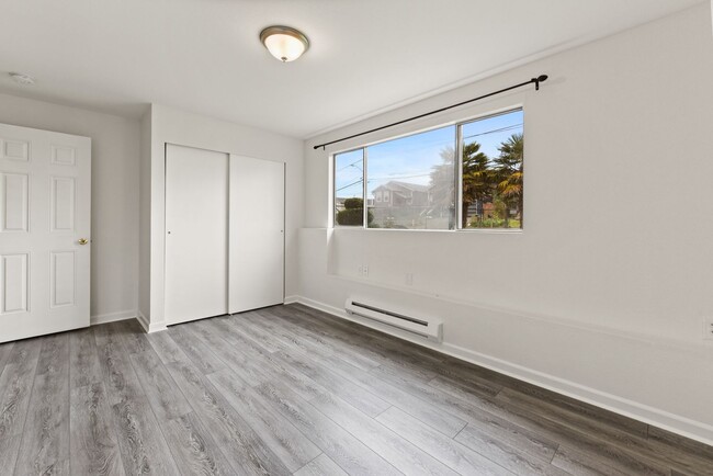 Building Photo - Charming 4 Bedroom 2 Bath single family ho...