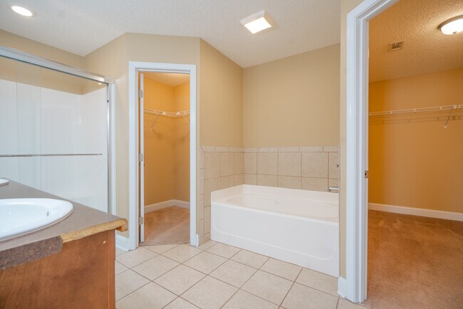 Building Photo - 59 Forest St NE