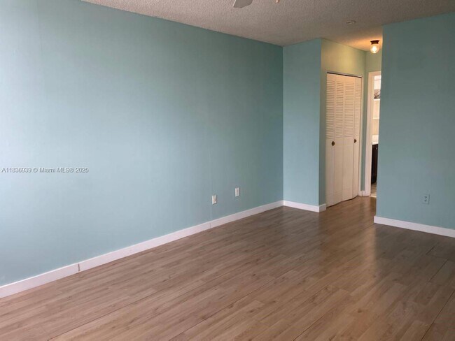 Building Photo - 16410 Miami Dr