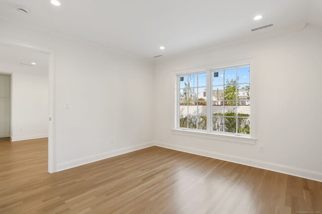 Building Photo - 134 Rowayton Ave