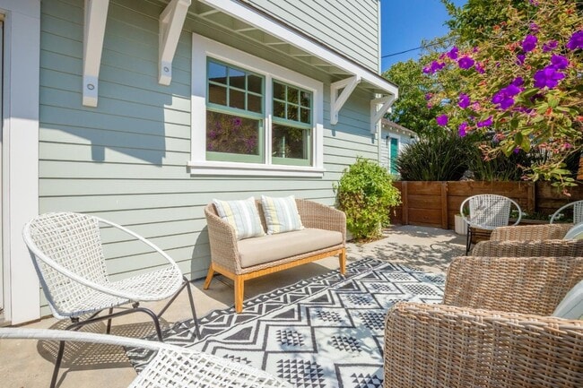 Building Photo - 114 Fairbanks St