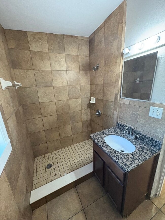 Building Photo - 3 Bed / 2 Bath Single-Family Home Near Downtown Eustis