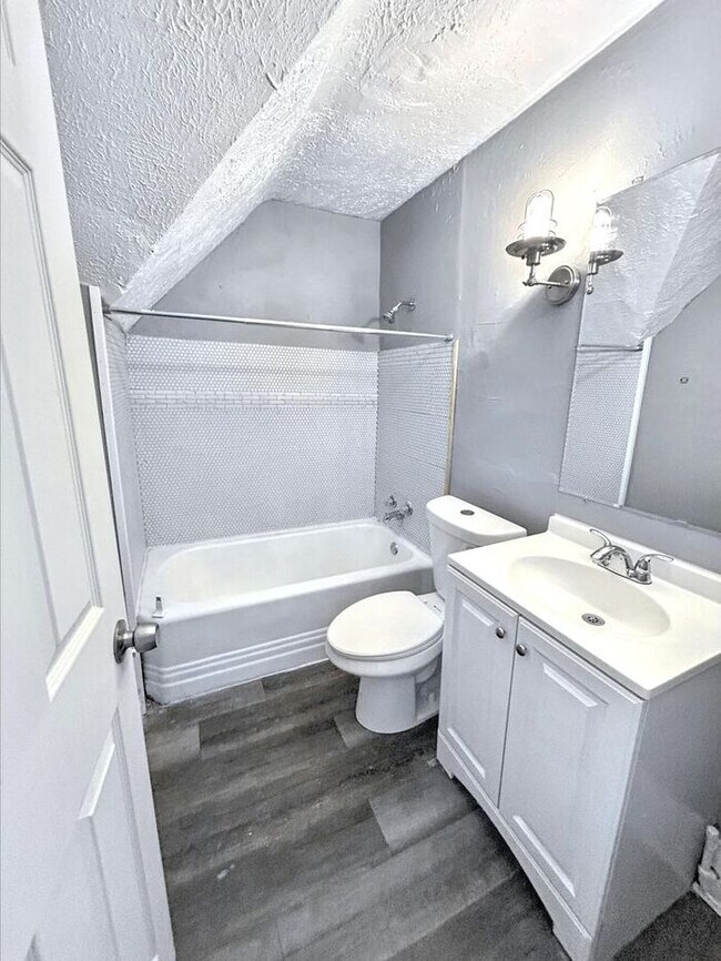 Building Photo - Adorable 3-Bedroom Home with Modern Conven...