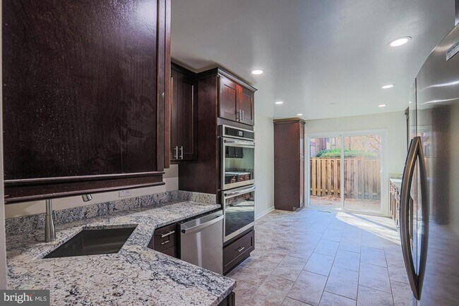 Building Photo - 6331 Red Cedar Pl