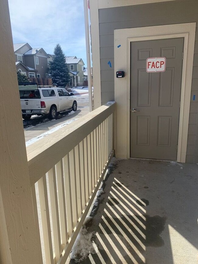 Building Photo - 2 WEEKS FREE! Spacious Townhome!