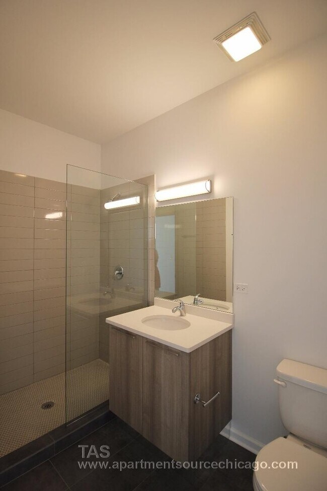 Building Photo - Gut rehabbed 3 bedroom 2 bath TOP FLOOR loft-style unit in WRIGLEY!