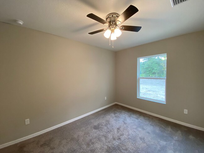 Building Photo - Custom Home - Desirable SW Ocala neighborhood 3/2/2 ** Wont Last**