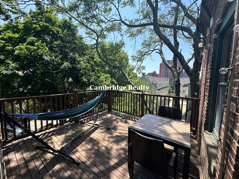 Building Photo - 268 River St