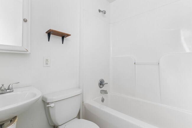 Building Photo - 422 Longwood Ave