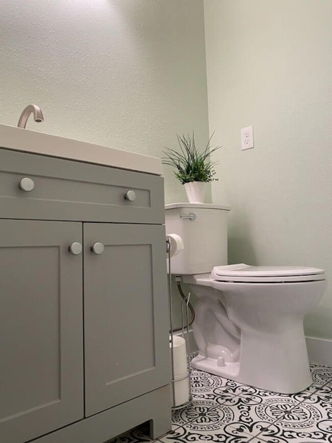 Building Photo - Charming 4-Bedroom Home in Prime Location!