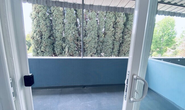 Interior Photo - 13860 Burbank Blvd