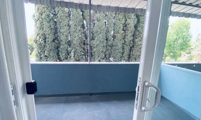 Building Photo - Stunning Upgraded 1 Bed/1 Bath with a Spacious Floorplan & Balcony!