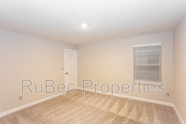 Building Photo - 2006 Red Ash Dr