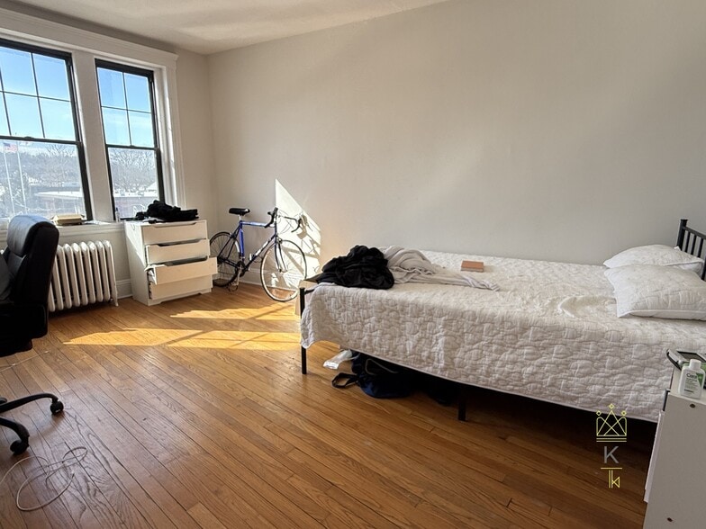 Building Photo - 370 Chestnut Hill Ave