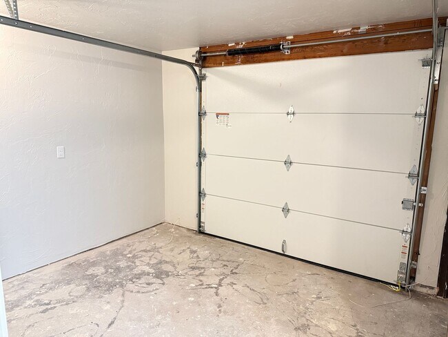 Building Photo - New 2 bed 1 1/2 bath duplex in Springfield!