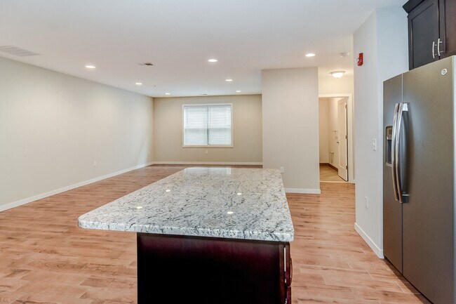 Building Photo - 744 Westfield Ave