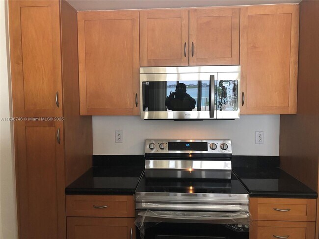 Building Photo - 10350 W Bay Harbor Dr