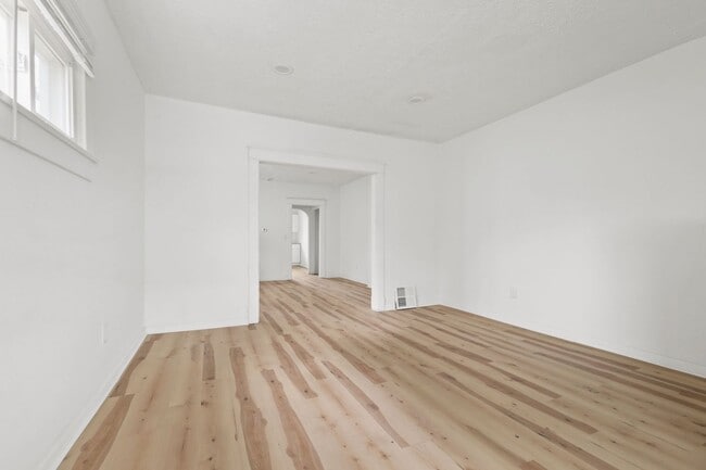 Building Photo - 822 N Bradley Ave