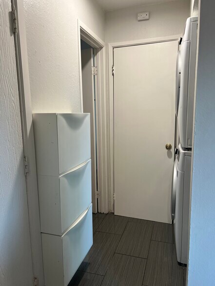 view from entrance to left- half bath and washer and dryer - 1520 Parkwood Pl