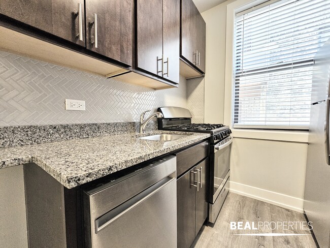 Building Photo - 711 W Brompton Ave