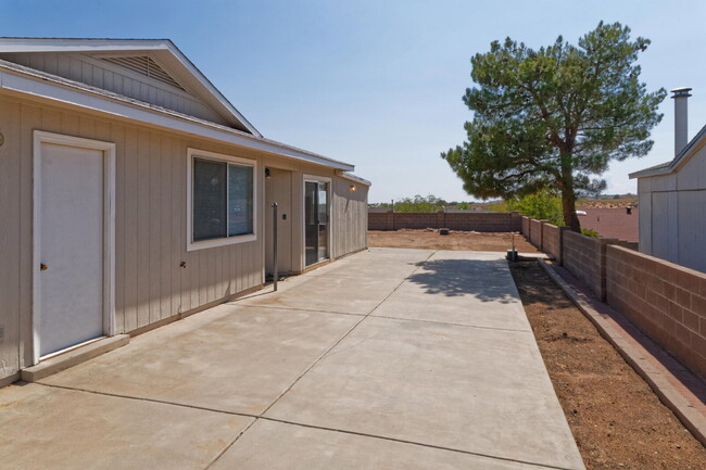 Building Photo - Lovely Rivers Edge Single Story w/ Sunroom