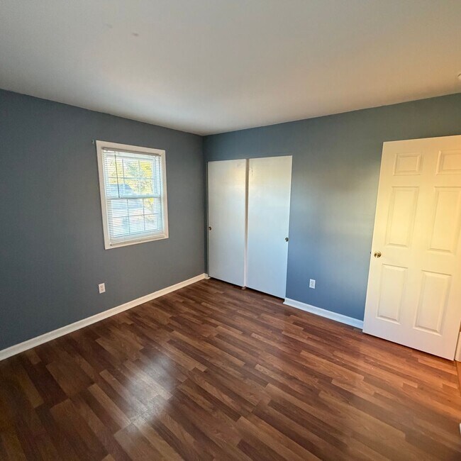 Building Photo - Four Bedroom Home in Forest Hills Schools!