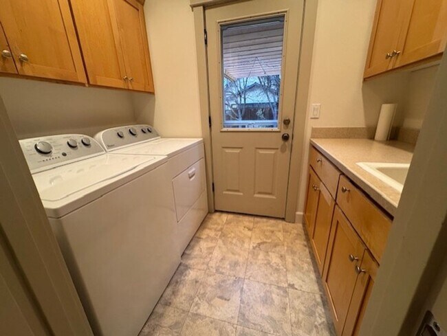 Building Photo - Partially furnished short term  West Side Location