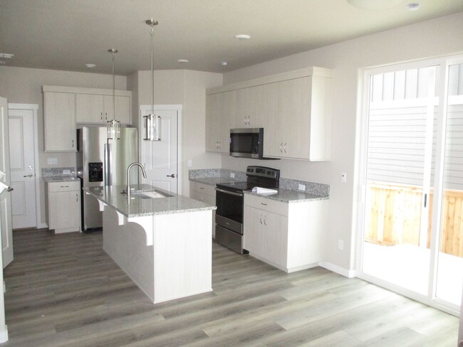 Building Photo - Brand New Berthoud Property facing the Mou...