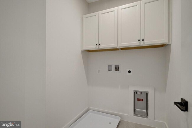 Building Photo - 9418 Dandelion Dr