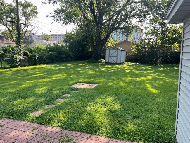 Building Photo - Charming 2 Bedroom with HUGE Yard!