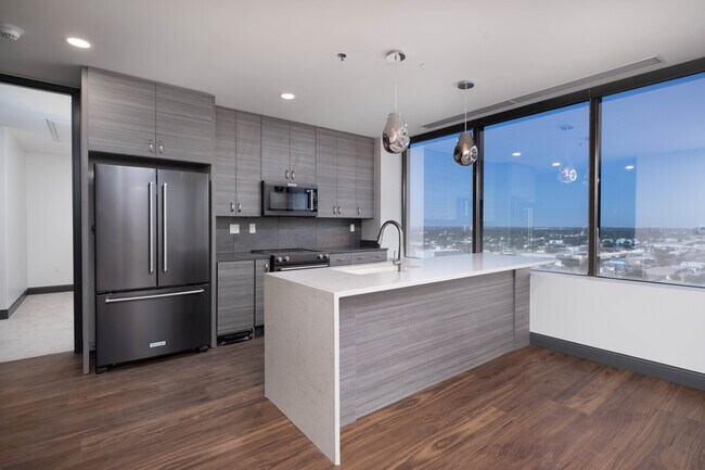 Building Photo - Residence at 600