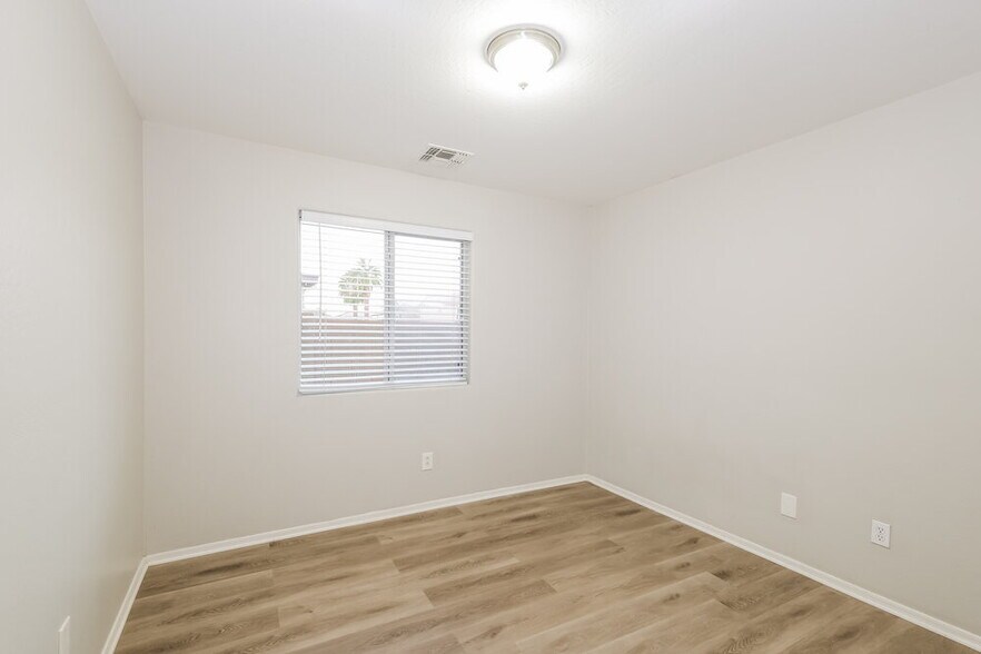 Building Photo - 9132 W Cordes Rd