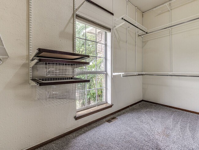 Building Photo - Spacious Home + East Edmond + 4 bedrooms