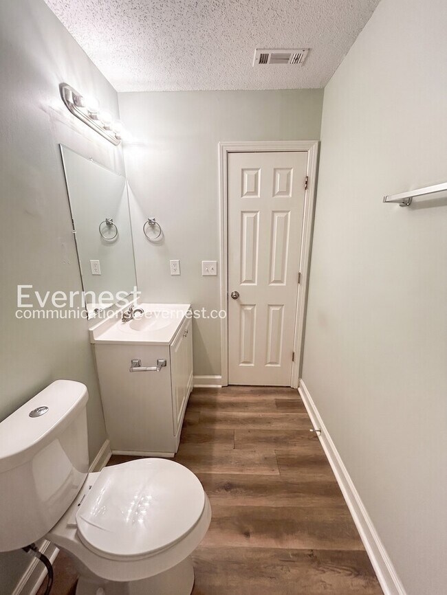 Building Photo - 5544 Bluegrass Dr