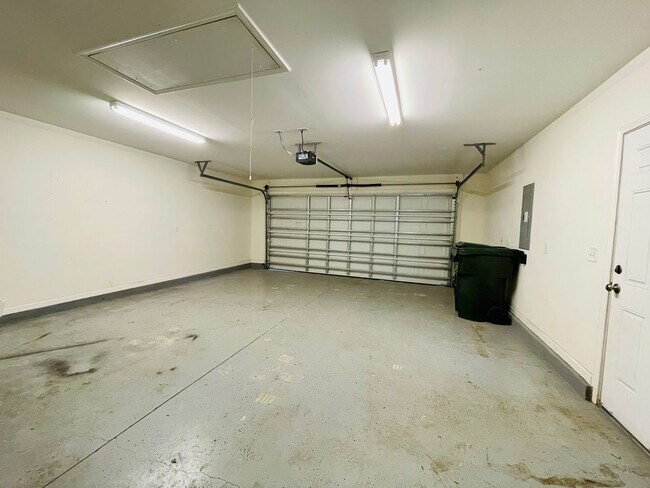 Building Photo - BEAUTIFUL 3 BR/2BA with 2 car garage. Private back yard space! Conway location!