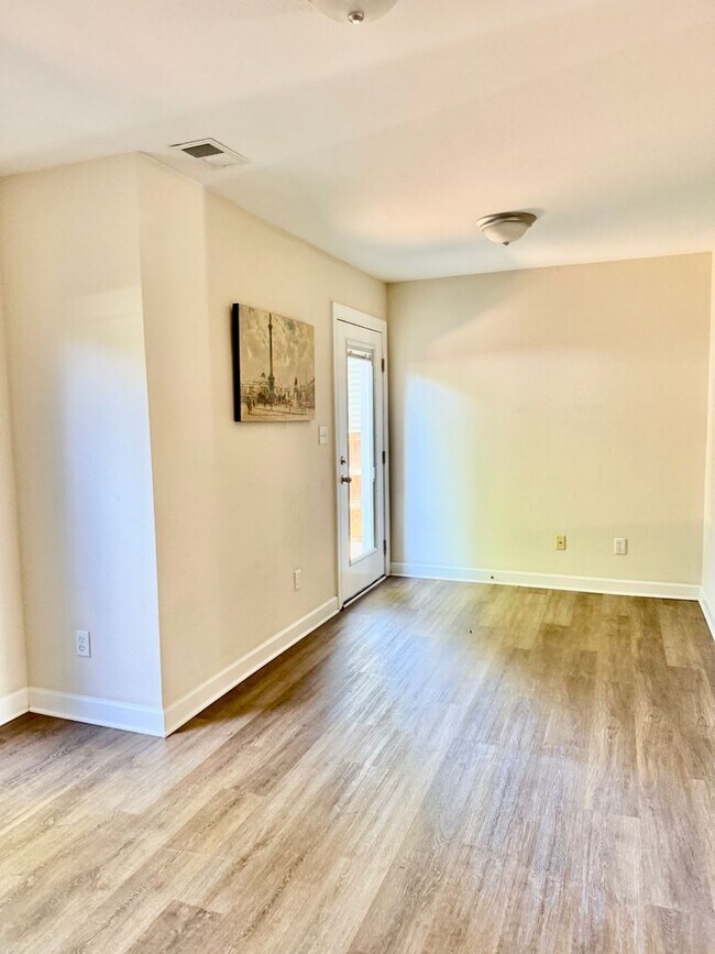 Building Photo - 3BD/3.5 Condo with Garage & Backyard in Shadowlawn! Blocks to the Beach! AVAILABLE NOW!