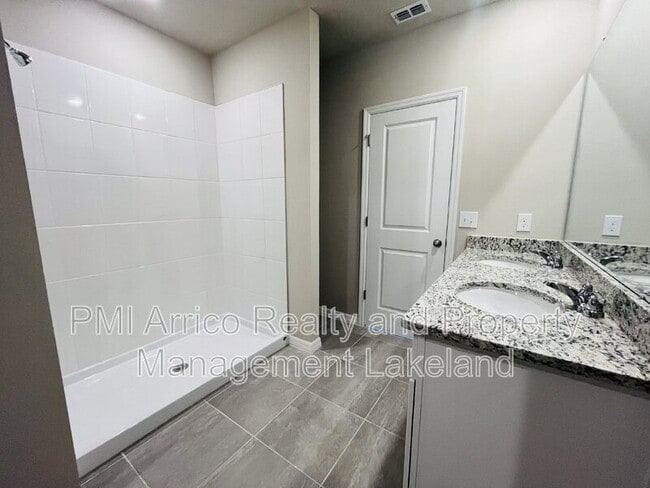Building Photo - 1061 Oak Vly Dr