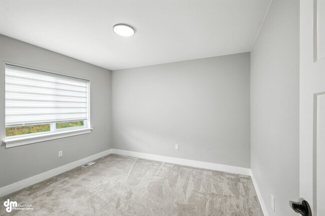 Building Photo - Charming & Updated 4BD/2.5BA!