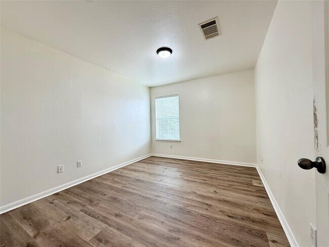 Building Photo - 4025 Meadow Bluff Way