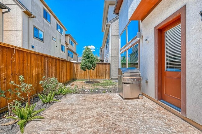 Building Photo - 6711 Saxton Manor St